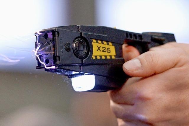 Bundesinnenminister Dobrindt will Taser fr die Bundespolizei